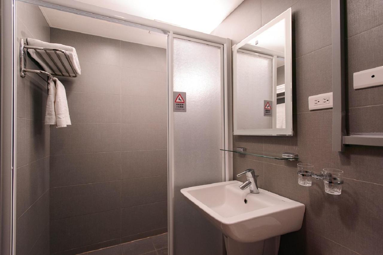 Kiwi Express Hotel - Kaohsiung Station Eksteriør billede