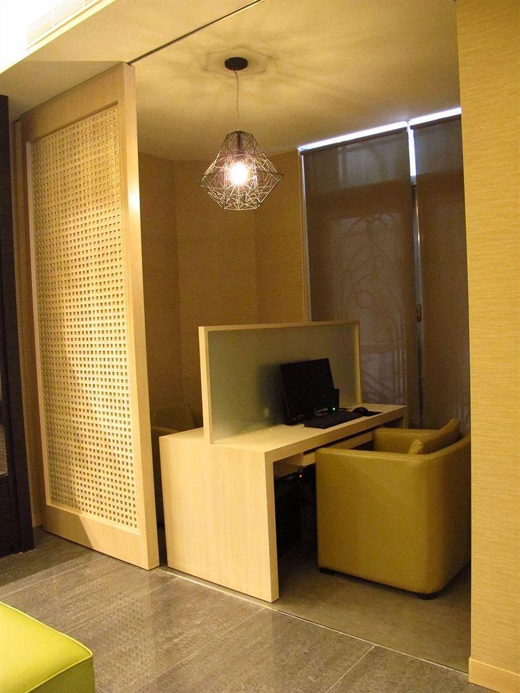 Kiwi Express Hotel - Kaohsiung Station Eksteriør billede
