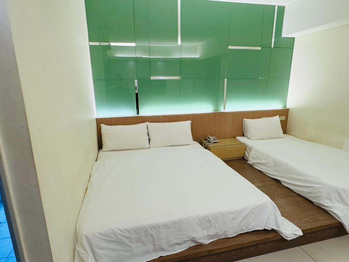 Kiwi Express Hotel - Kaohsiung Station Eksteriør billede