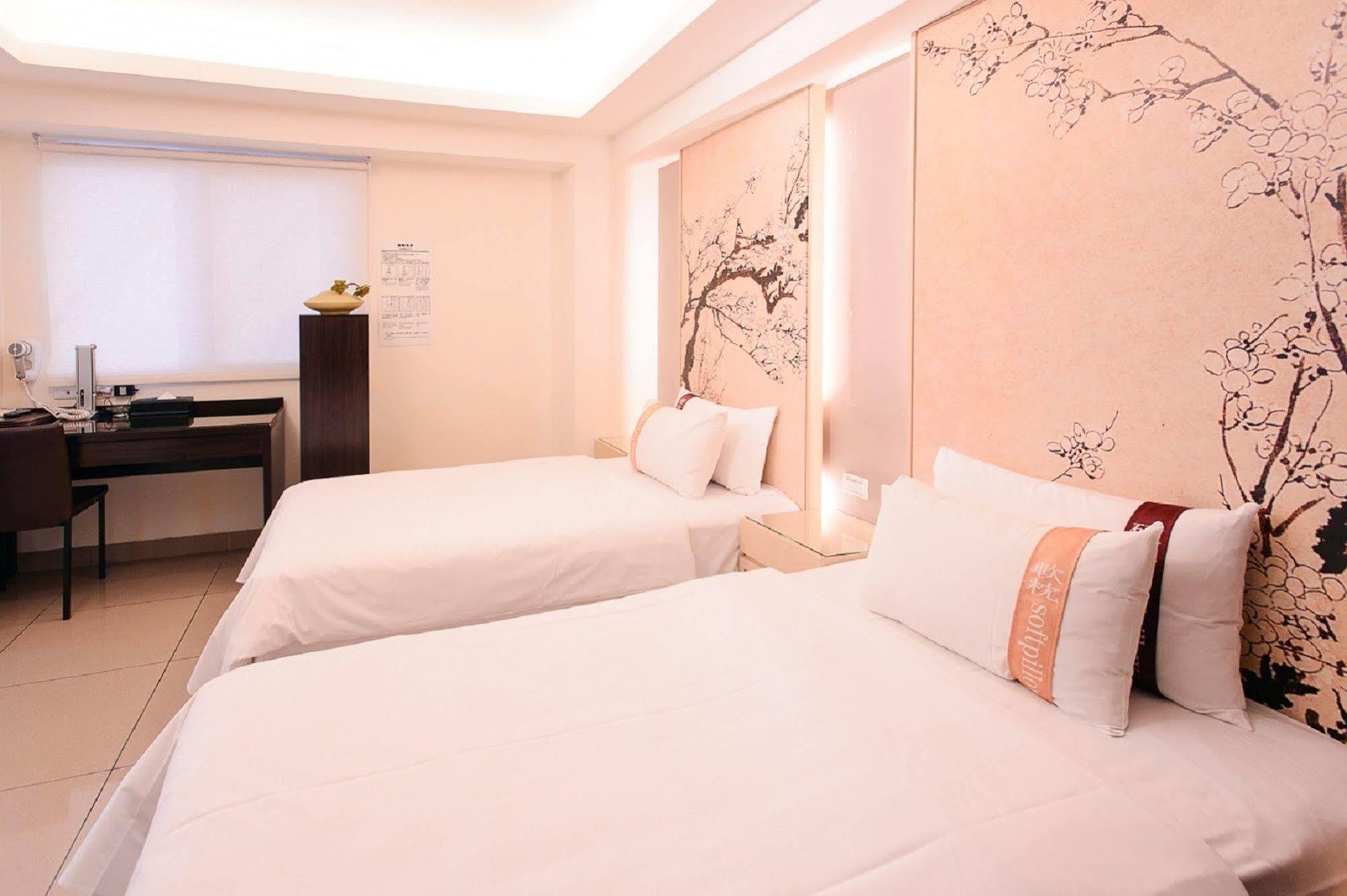 Kiwi Express Hotel - Kaohsiung Station Eksteriør billede