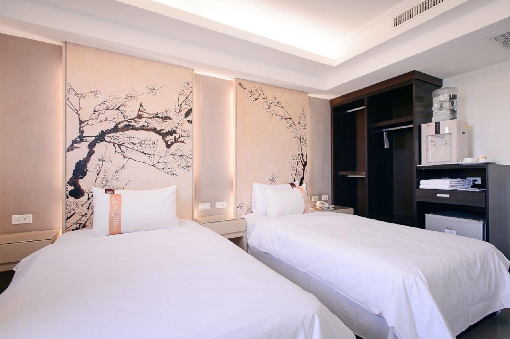 Kiwi Express Hotel - Kaohsiung Station Eksteriør billede