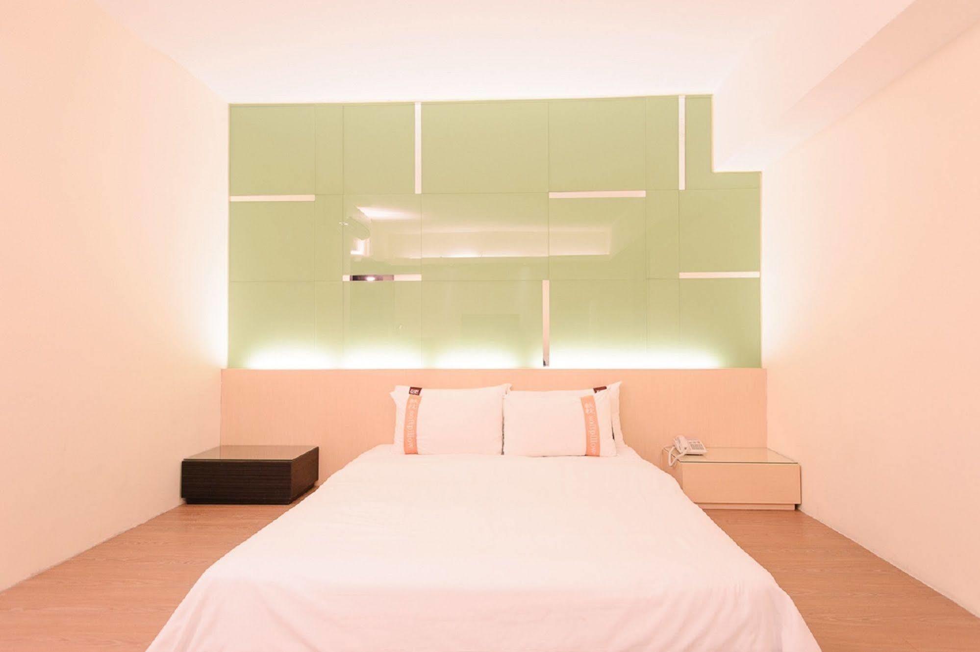 Kiwi Express Hotel - Kaohsiung Station Eksteriør billede