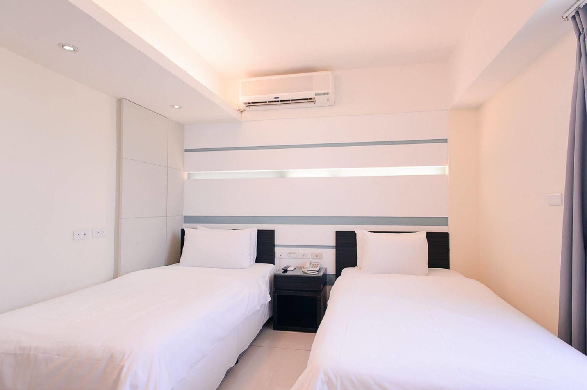Kiwi Express Hotel - Kaohsiung Station Eksteriør billede