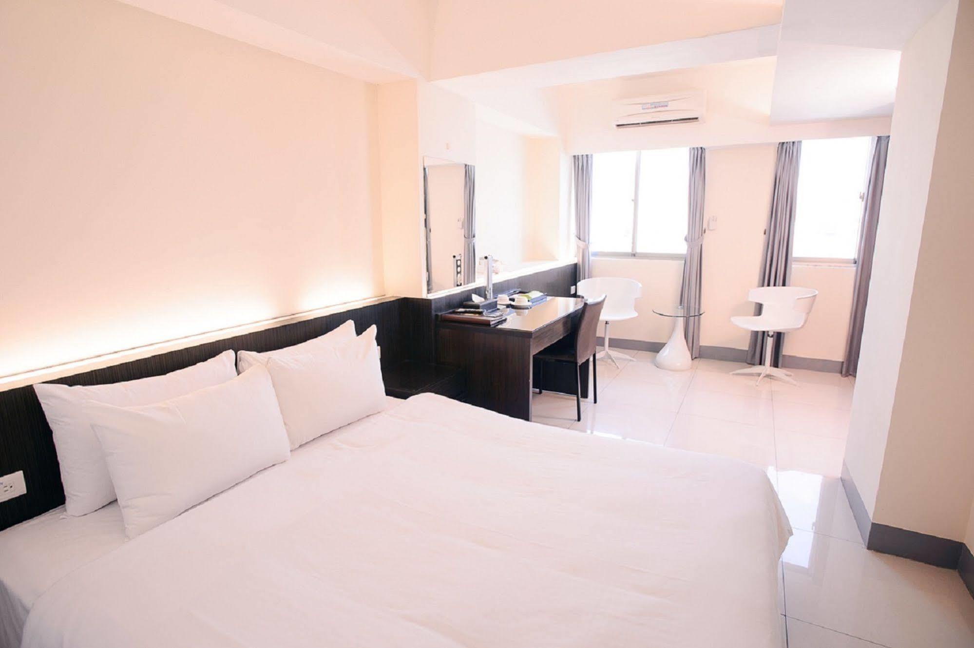 Kiwi Express Hotel - Kaohsiung Station Eksteriør billede