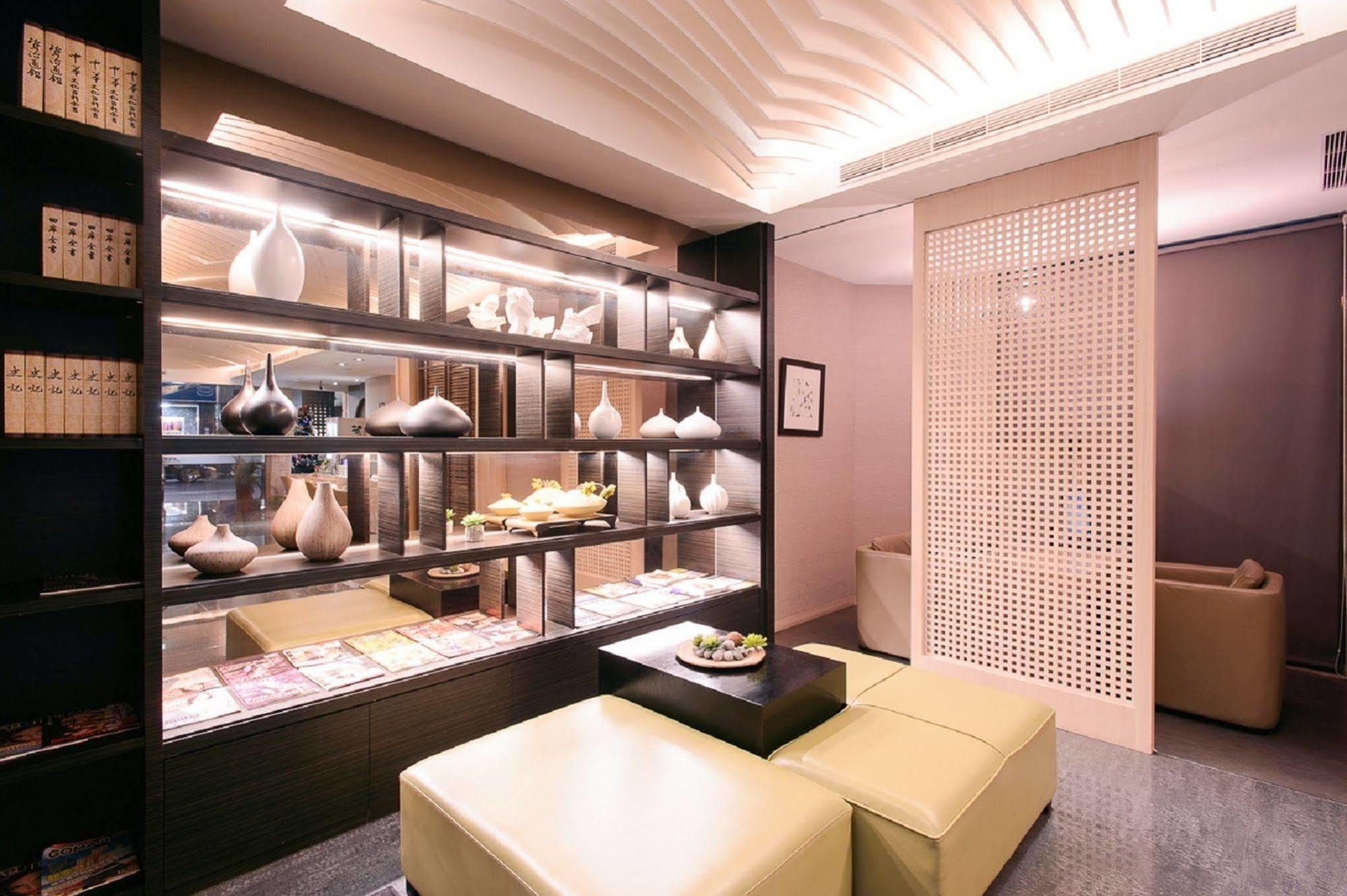 Kiwi Express Hotel - Kaohsiung Station Eksteriør billede