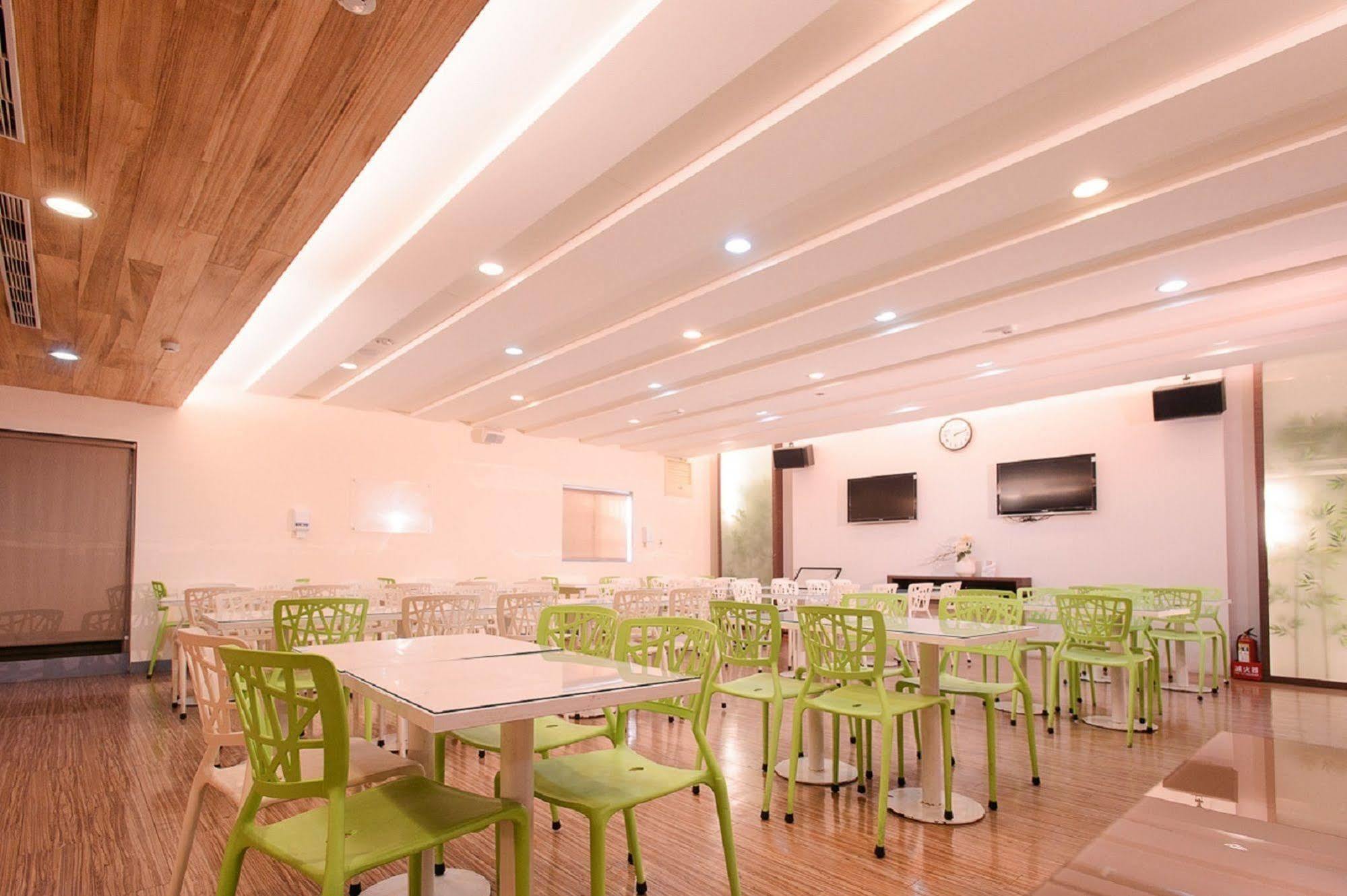 Kiwi Express Hotel - Kaohsiung Station Eksteriør billede
