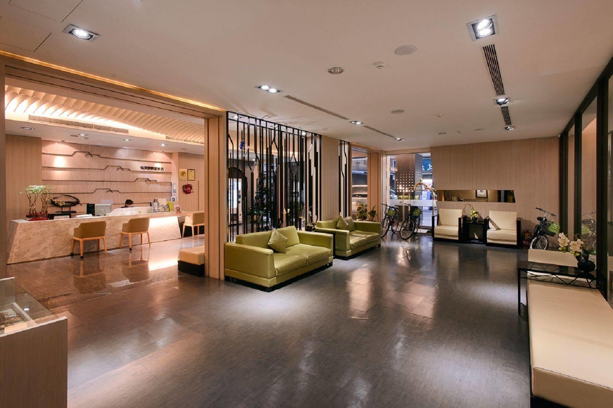 Kiwi Express Hotel - Kaohsiung Station Eksteriør billede