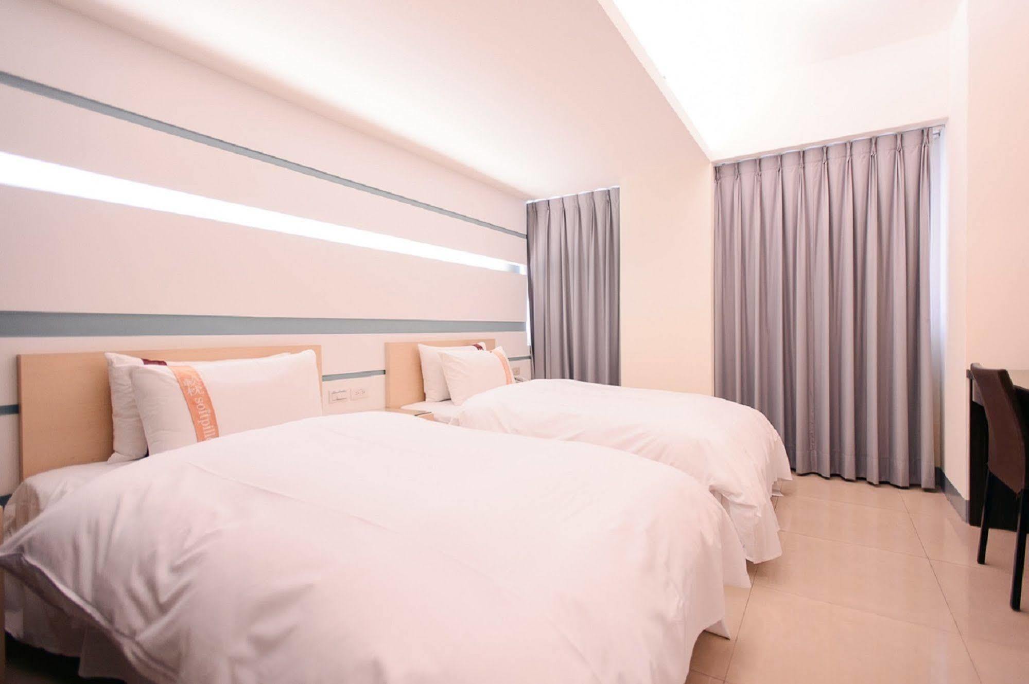 Kiwi Express Hotel - Kaohsiung Station Eksteriør billede