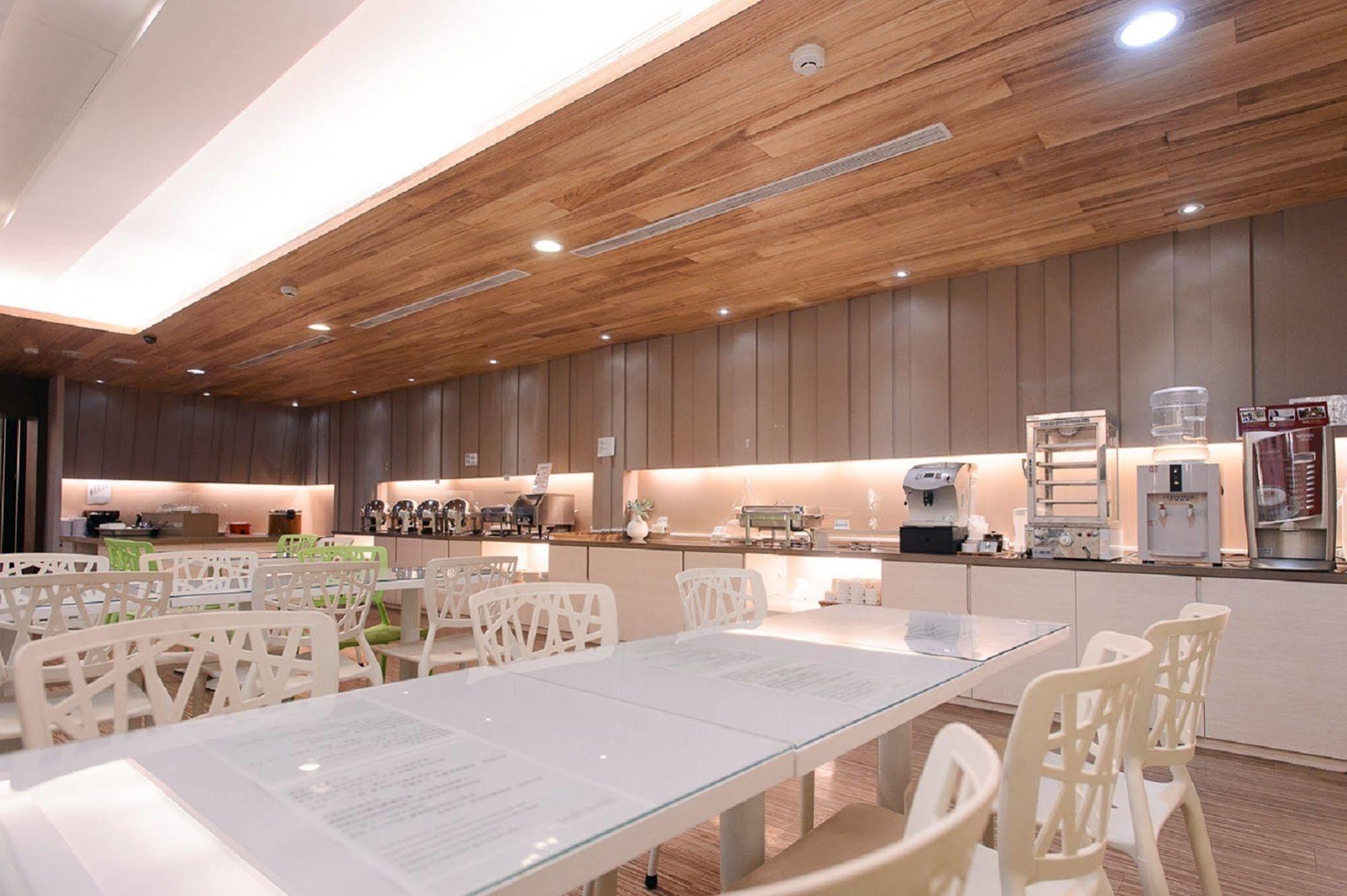 Kiwi Express Hotel - Kaohsiung Station Eksteriør billede